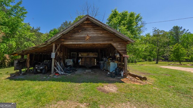 view of pole building featuring a yard