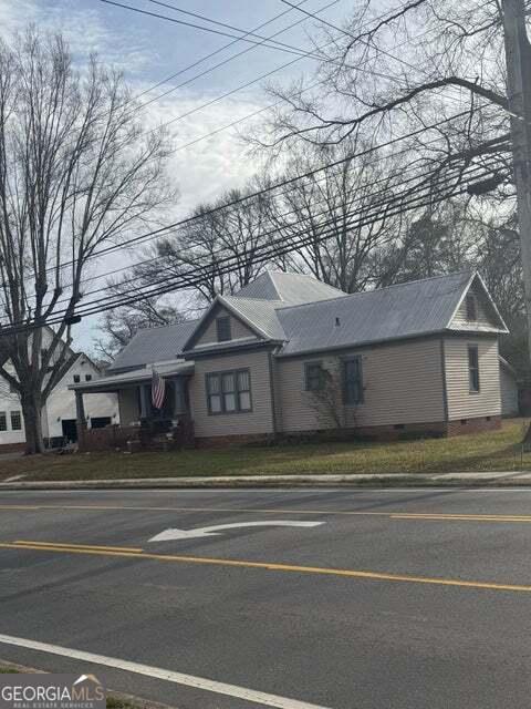 view of front of property featuring crawl space