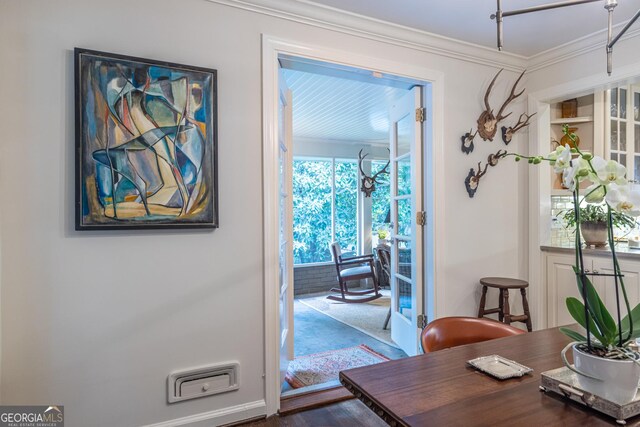 entryway featuring crown molding and baseboards