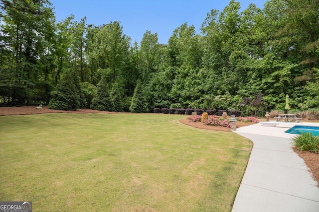 view of yard with an outdoor pool