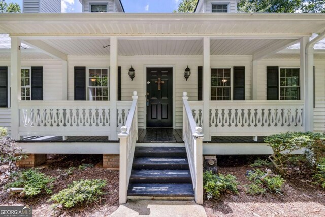 entrance to property featuring a porch