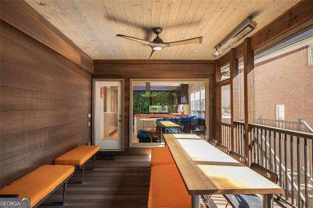 sunroom with ceiling fan