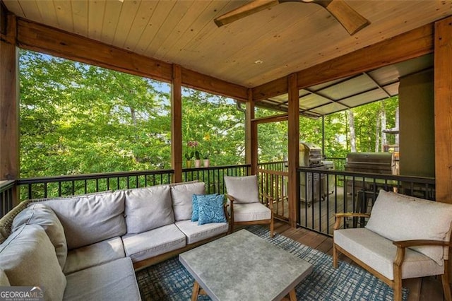 sunroom featuring outdoor lounge area and a ceiling fan