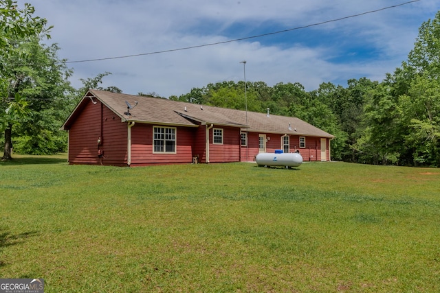 back of house featuring a lawn