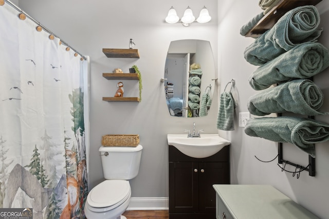 full bathroom with vanity, baseboards, a shower with curtain, and toilet