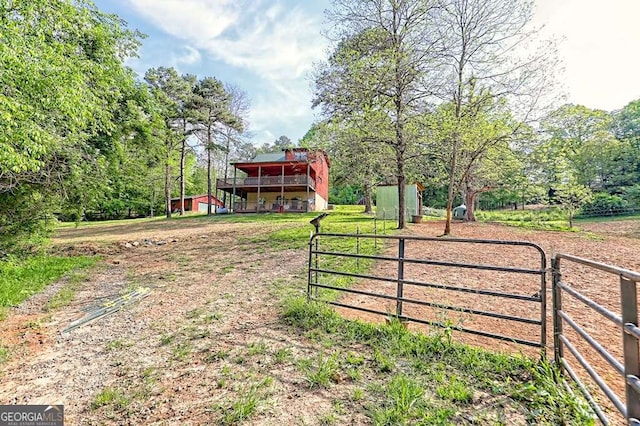 view of yard featuring fence and an outbuilding