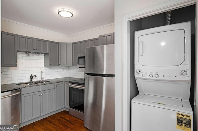 120 Alden Ave NW Unit C3, Atlanta, GA 30309 - kitchen featuring stacked washer and clothes dryer, a sink, gray cabinetry, and stainless steel appliances