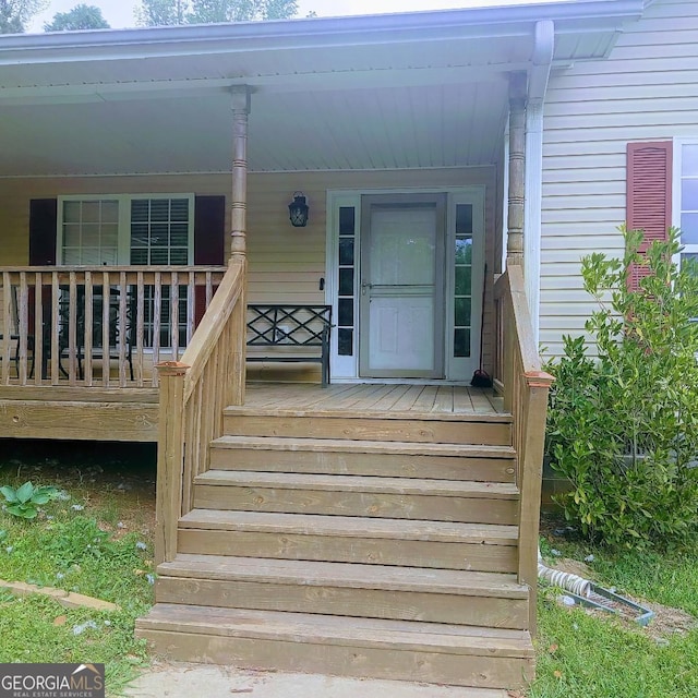 property entrance featuring a porch