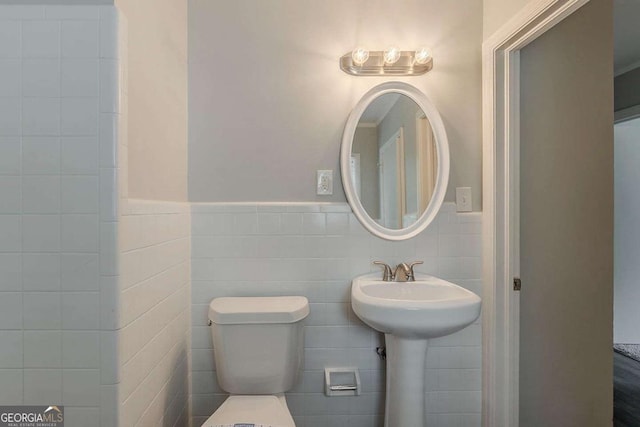 2465 Hogan Rd, Atlanta, GA 30344 - bathroom featuring tile walls and a wainscoted wall