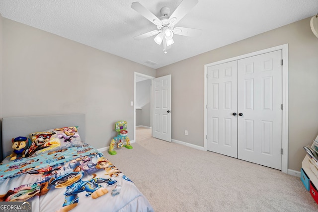 bedroom featuring carpet flooring, baseboards, a ceiling fan, and a closet