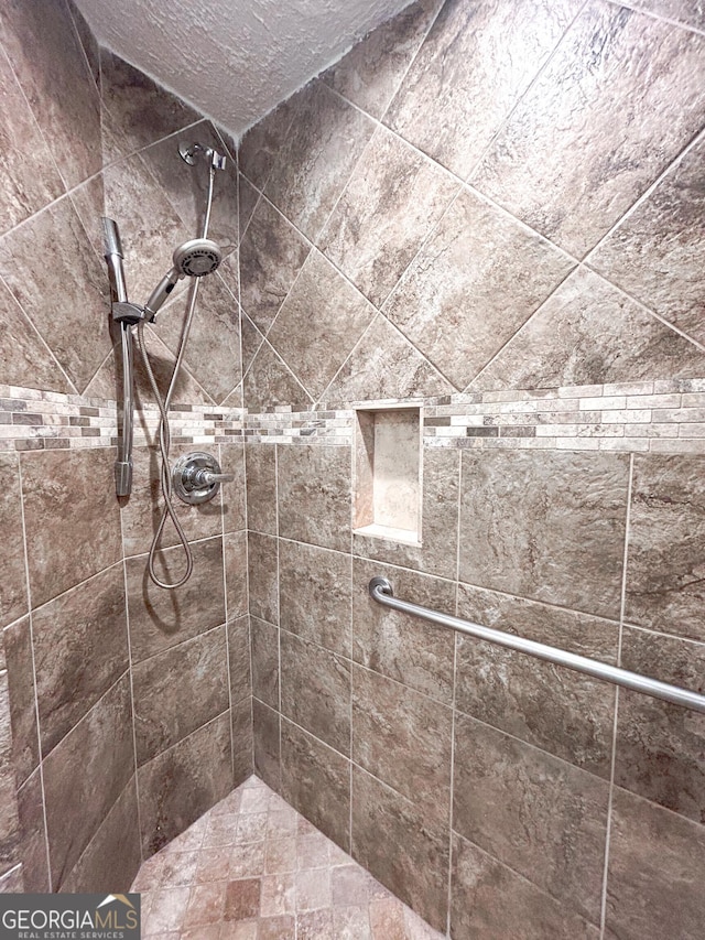 3077 Oakside Cir, Milton, GA 30004 - bathroom featuring a tile shower