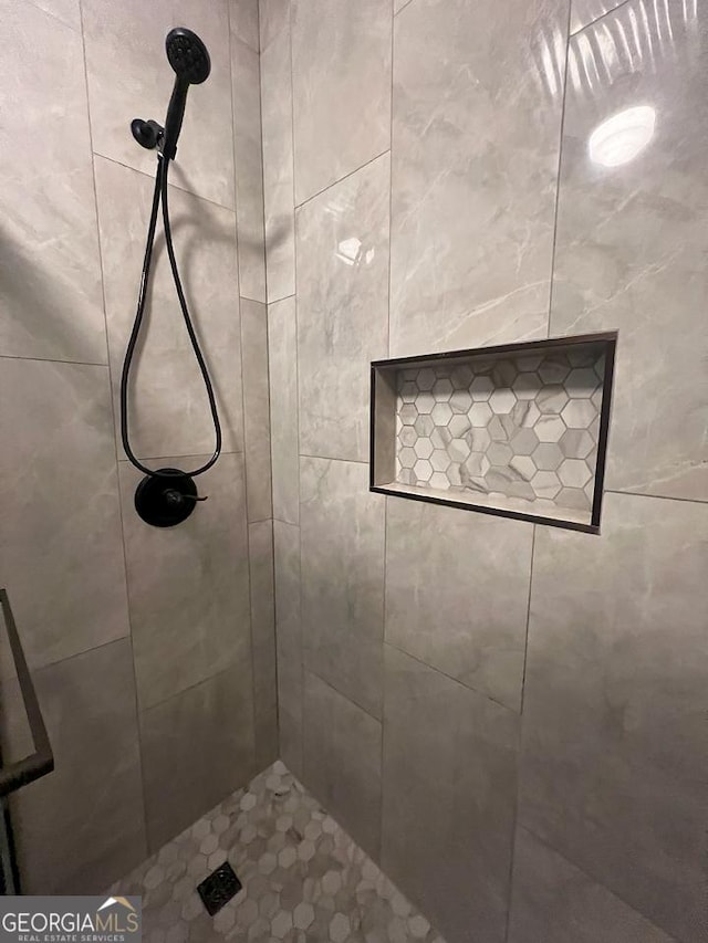 full bath with tiled shower