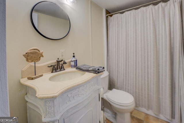 full bath with vanity, curtained shower, and toilet