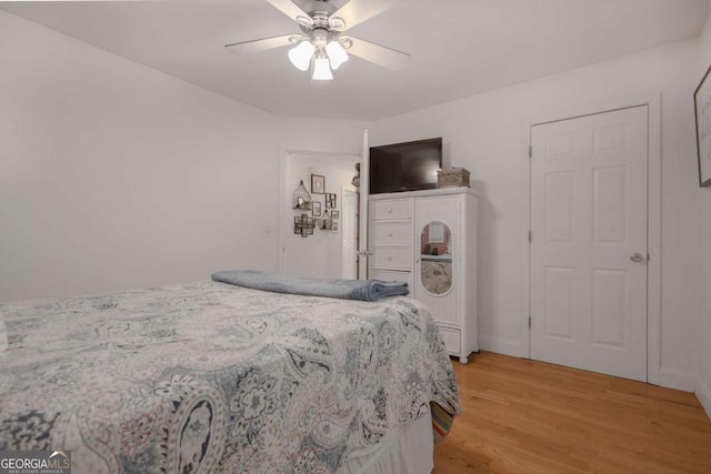 bedroom featuring light wood-style flooring and ceiling fan