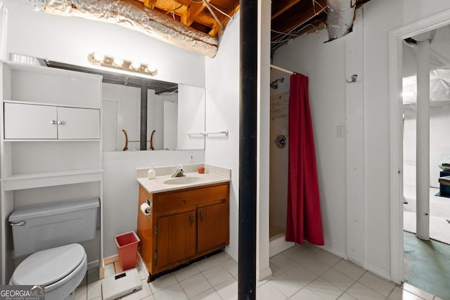 bathroom with vanity, baseboards, toilet, and a shower with shower curtain