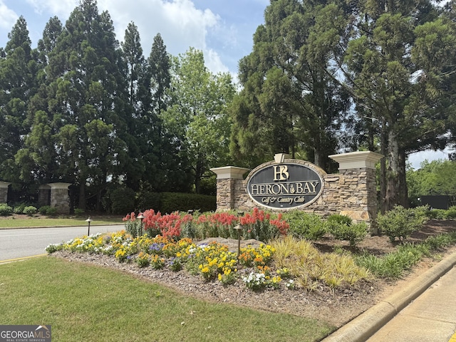 community / neighborhood sign with a yard