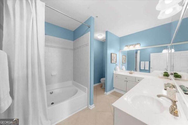 bathroom with a shower with shower curtain and vanity