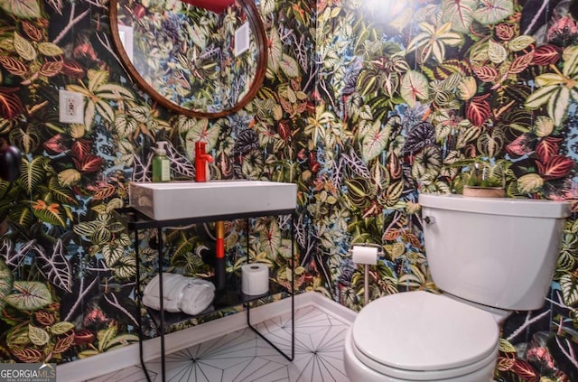 bathroom featuring toilet and wallpapered walls