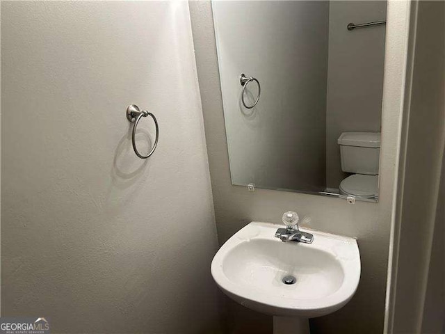bathroom featuring a sink and toilet