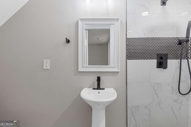 470 Brackin Trce, Grayson, GA 30017 - bathroom featuring a tile shower