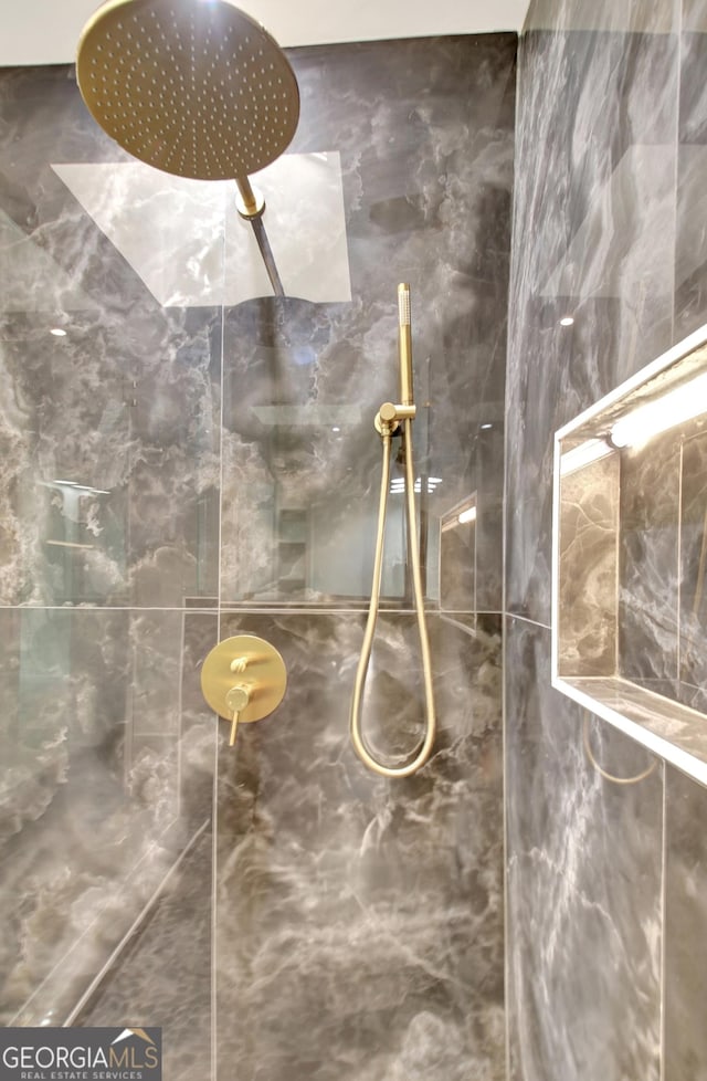 full bathroom featuring a tile shower