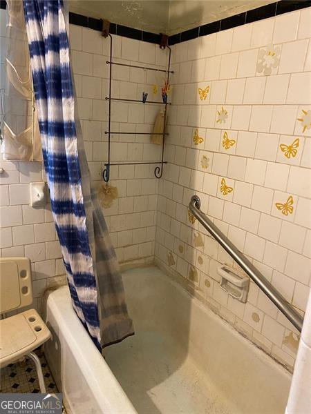 2689 Knox St, Atlanta, GA 30317 - bathroom with shower / bath combination with curtain