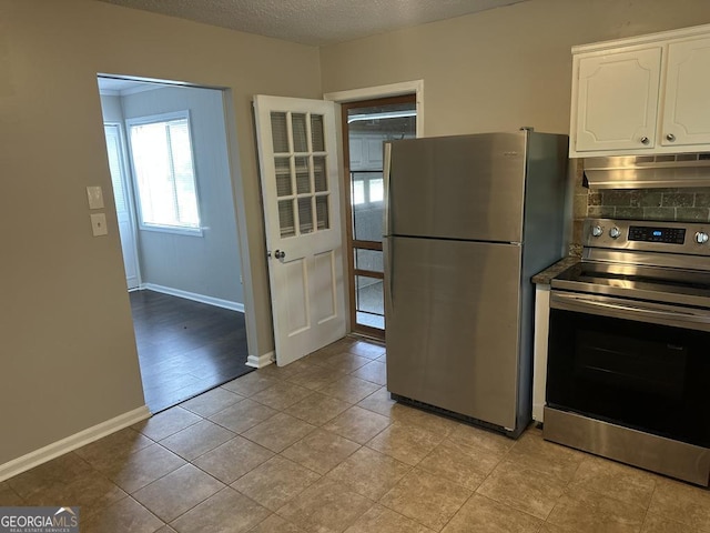 1685 Pheasant Dr, Jonesboro, GA 30238 - kitchen with baseboards, white cabinetry, under cabinet range hood, tasteful backsplash, and stainless steel appliances