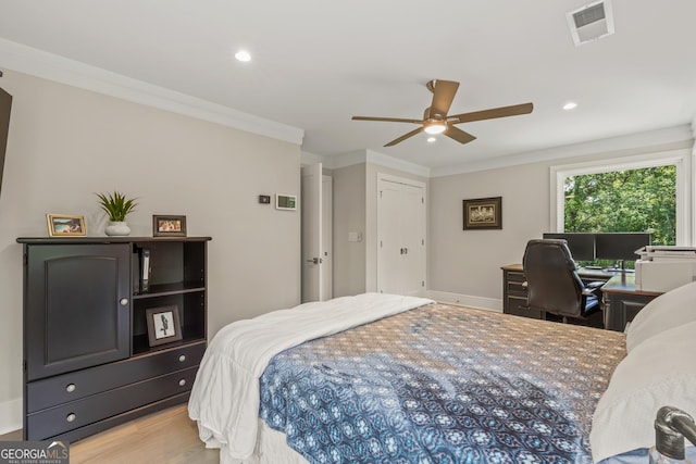 bedroom with light wood-style flooring, recessed lighting, a ceiling fan, visible vents, and ornamental molding