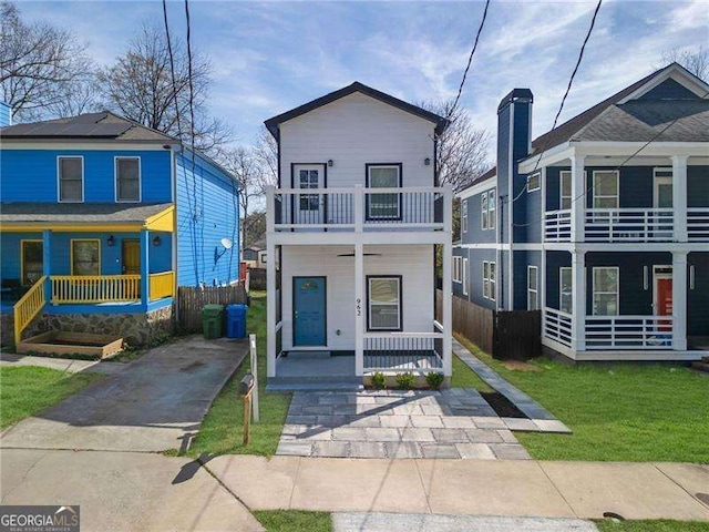 962 Welch St SW, Atlanta, GA 30310 - view of front facade featuring fence, a porch, a front lawn, and a balcony
