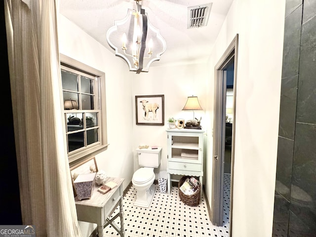 bathroom featuring visible vents, toilet, and a chandelier