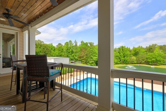 balcony featuring a ceiling fan