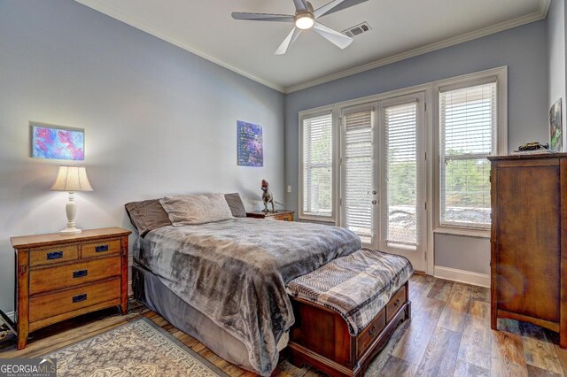 kitchen with appliances with stainless steel finishes, a chandelier, decorative backsplash, light wood-type flooring, and ornamental molding