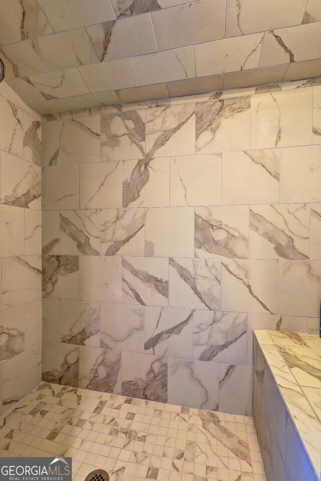 details featuring tiled shower