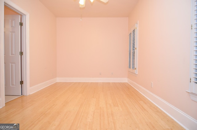 unfurnished room featuring light wood-style floors, baseboards, and a ceiling fan