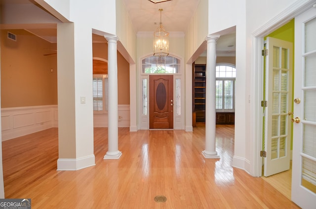 entryway featuring a notable chandelier, visible vents, and light wood-type flooring