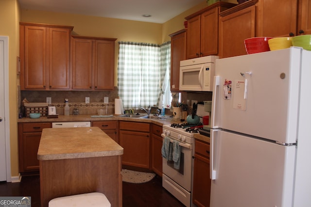 121 Plumleaf Ct, Griffin, GA 30223 - kitchen featuring white appliances, a sink, decorative backsplash, a kitchen island, and light countertops