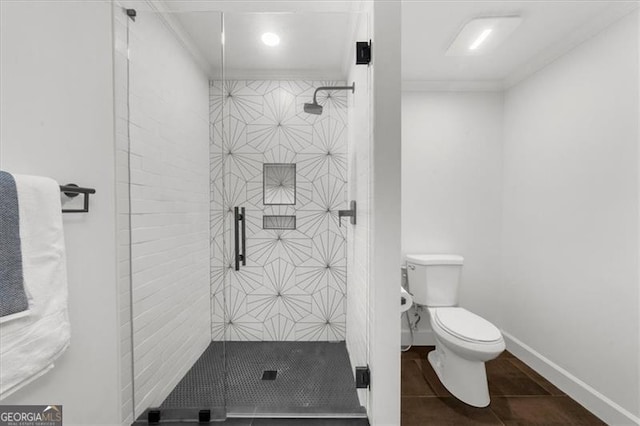 bathroom featuring crown molding, toilet, and a stall shower
