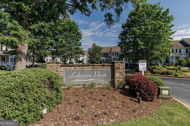 community sign featuring a residential view