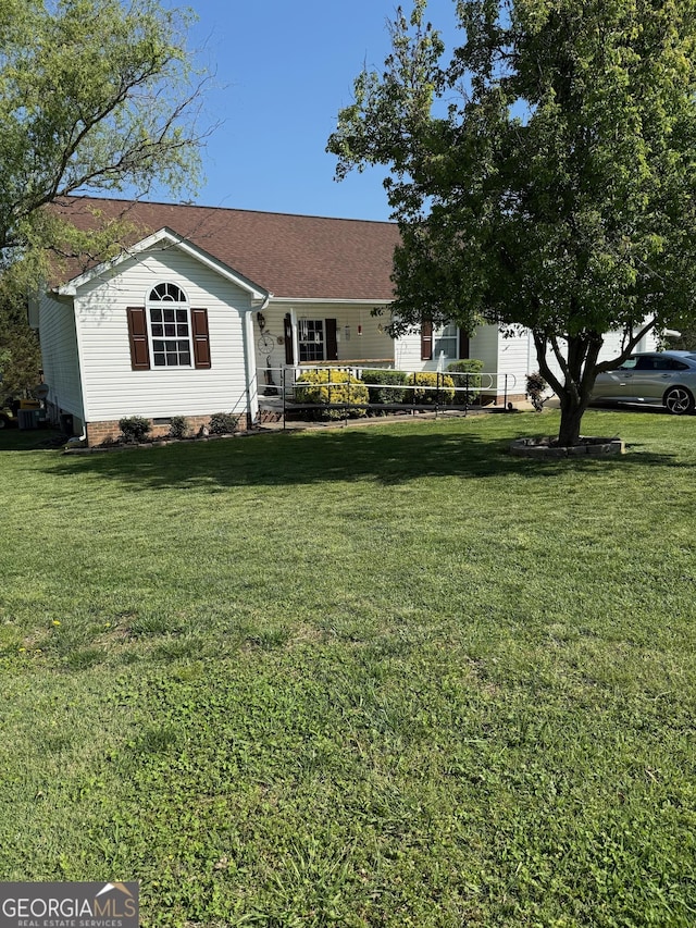 view of front facade with a front lawn