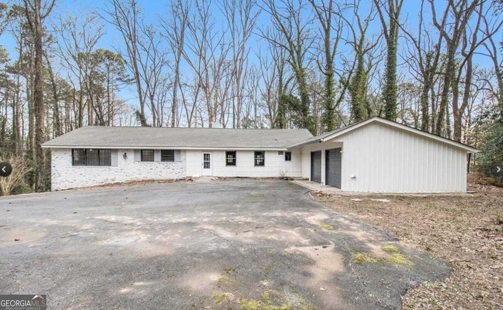 view of front facade with a garage and driveway