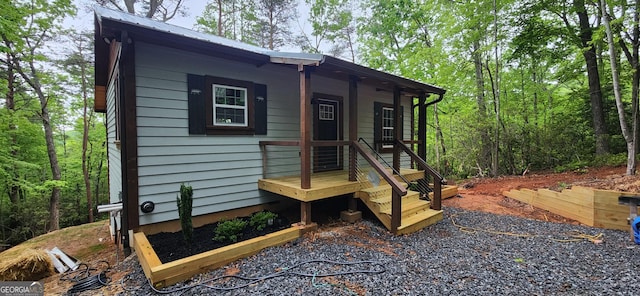 view of front of property featuring metal roof