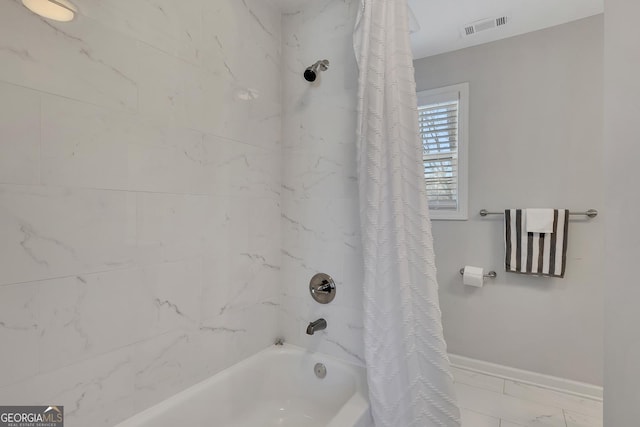 full bath with baseboards, visible vents, and shower / bath combination with curtain
