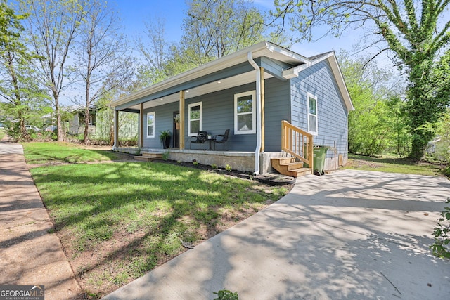 view of front facade with covered porch and a front lawn