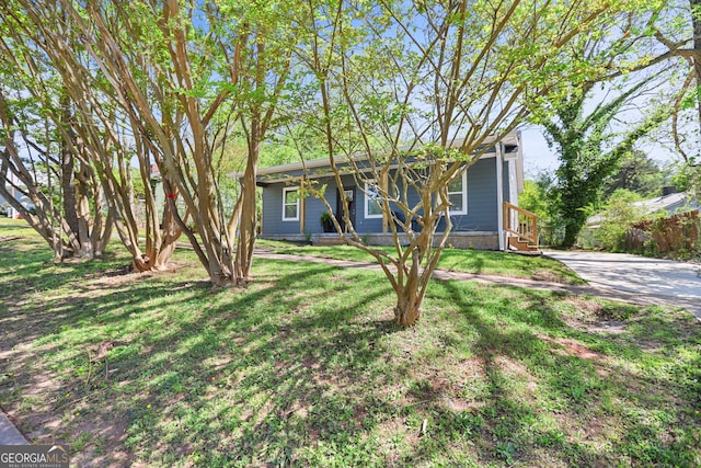 view of front of house featuring a front yard