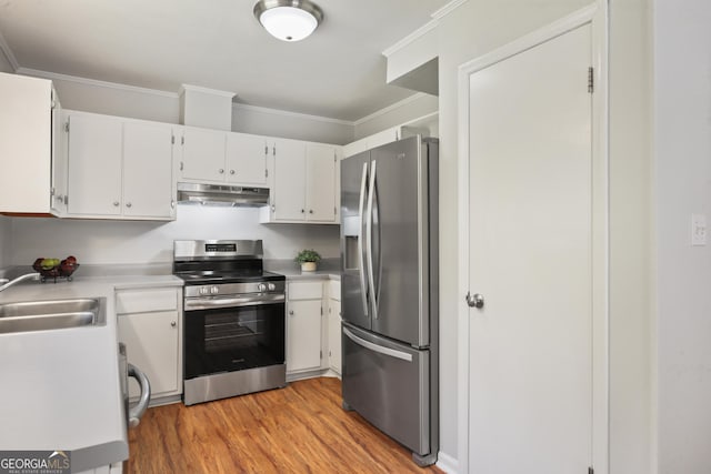 kitchen featuring stainless steel appliances, under cabinet range hood, a sink, light wood-style flooring, and light countertops