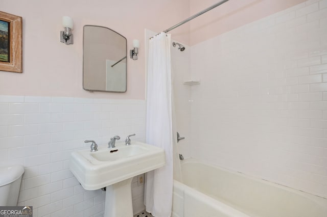1464 Twin Pines Dr, Macon, GA 31211 - full bath with shower / bathtub combination with curtain, a wainscoted wall, toilet, and tile walls