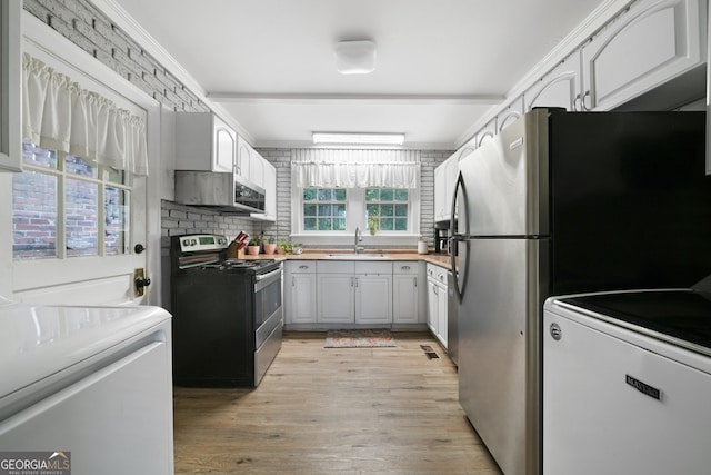 404 E 11th St SE, Rome, GA 30161 - kitchen featuring washer / dryer, light wood-style floors, light countertops, a sink, and appliances with stainless steel finishes