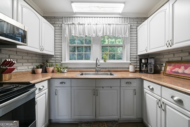 404 E 11th St SE, Rome, GA 30161 - kitchen featuring a sink, ornamental molding, stainless steel microwave, and electric stove