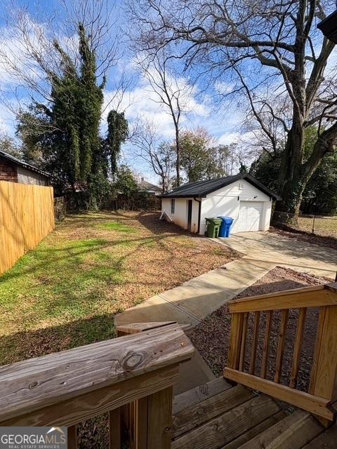 view of yard featuring an outdoor structure