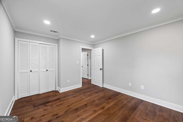 unfurnished bedroom featuring visible vents, ornamental molding, baseboards, dark wood-type flooring, and recessed lighting